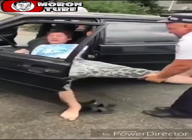Video :This individual is difficult for the cops to get out of his car!